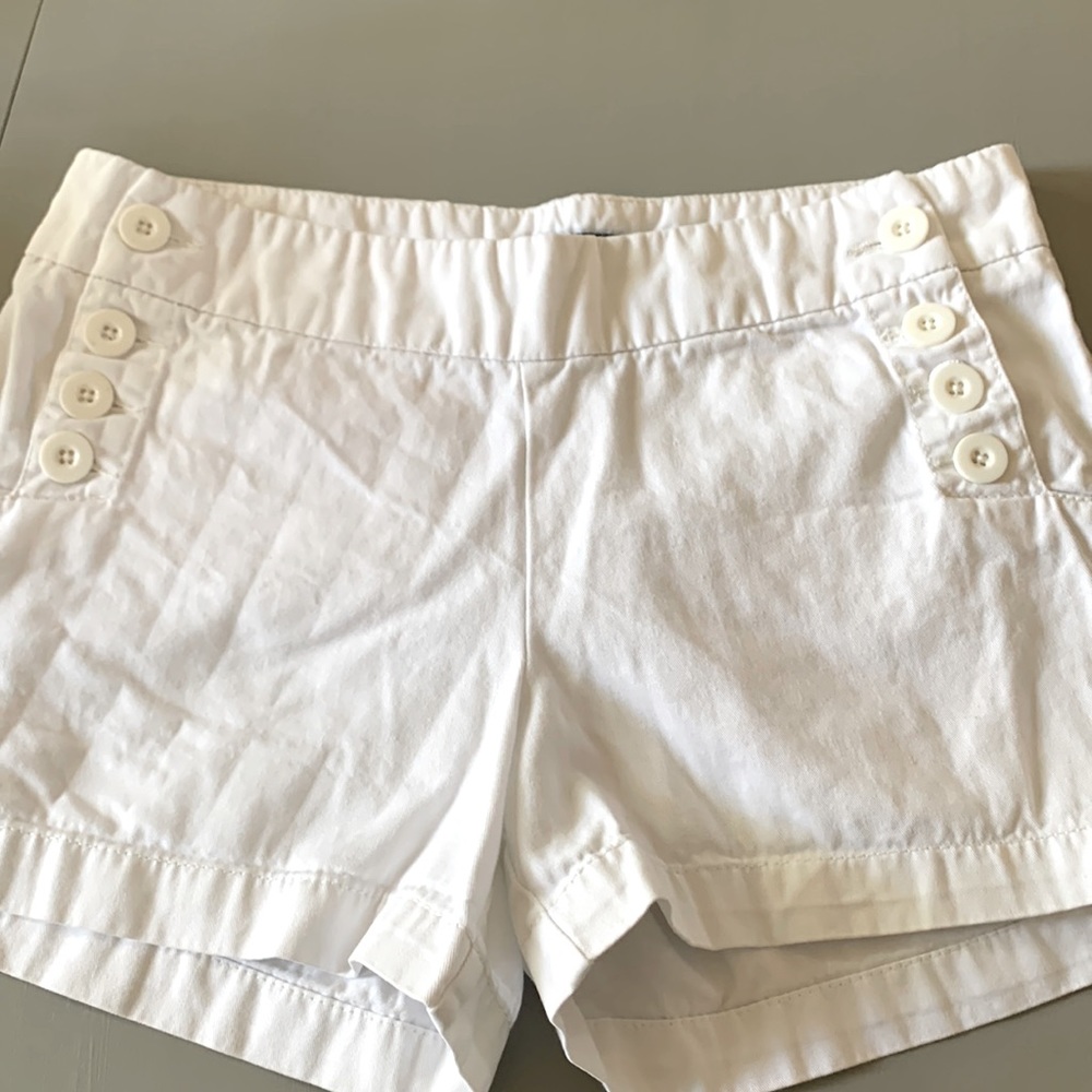 Bitten- Sarah Jessica Parker - White shorts- Size 4- side buttons